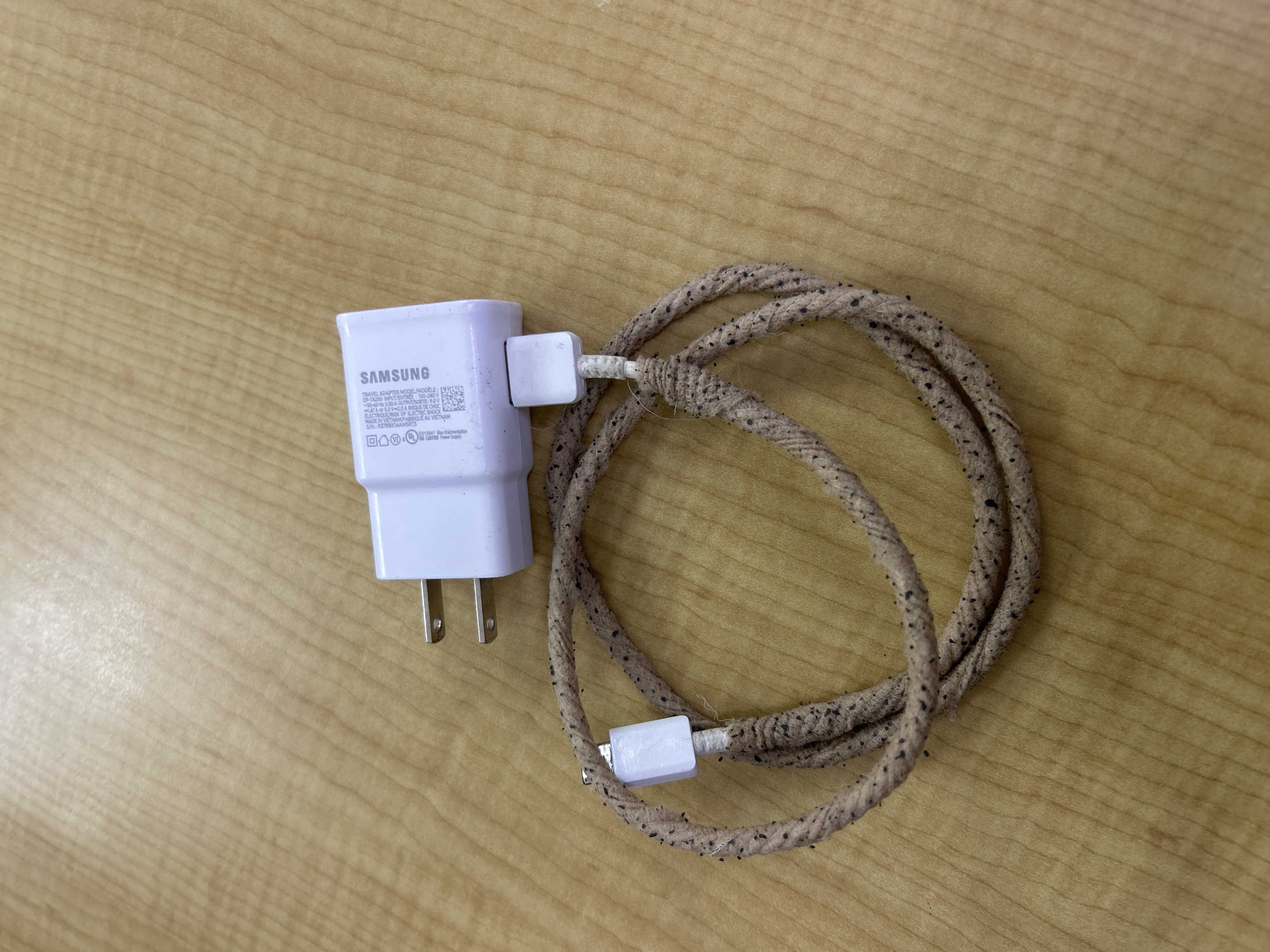 สายชาร์จ (Charging cable) 