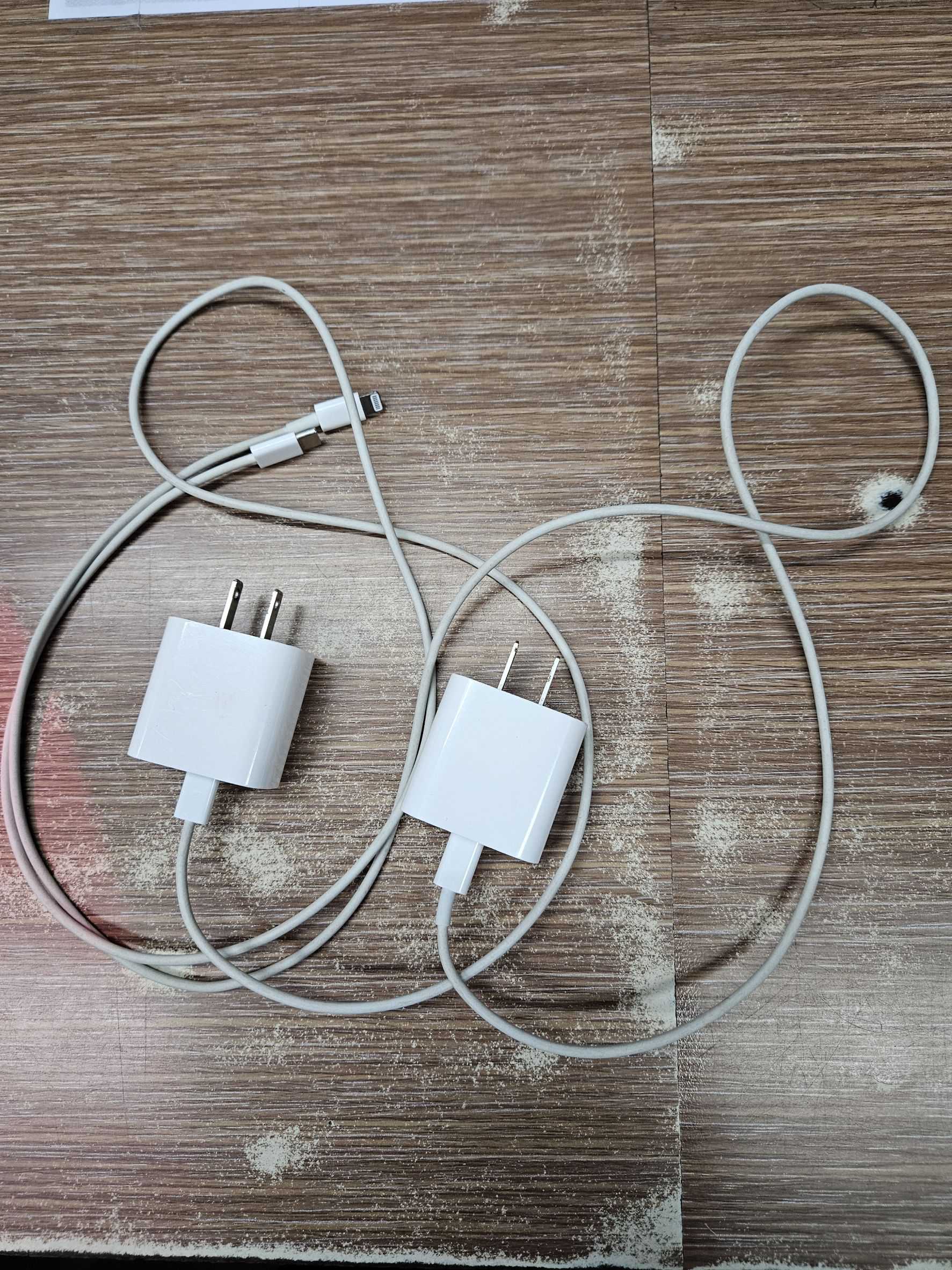 สายชาร์จ (Charging cable) 