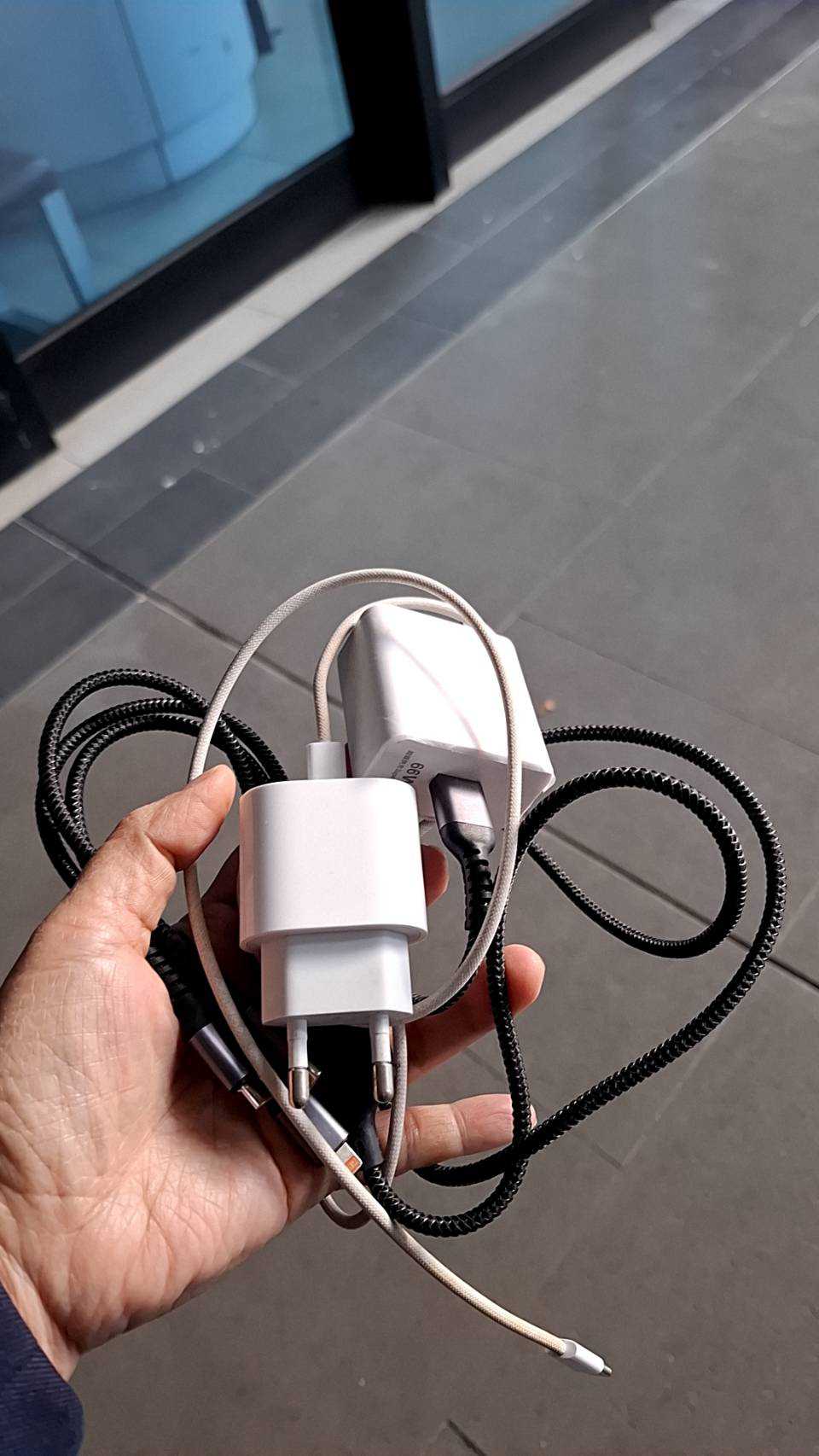 สายชาร์จ (Charging cable) 