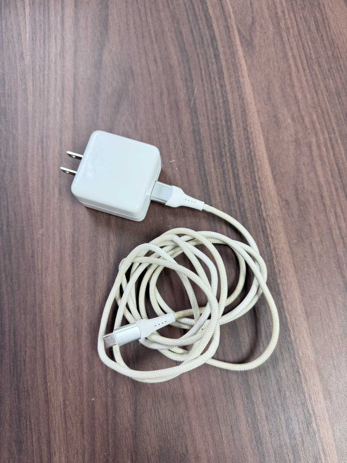 สายชาร์จ (Charging cable) 