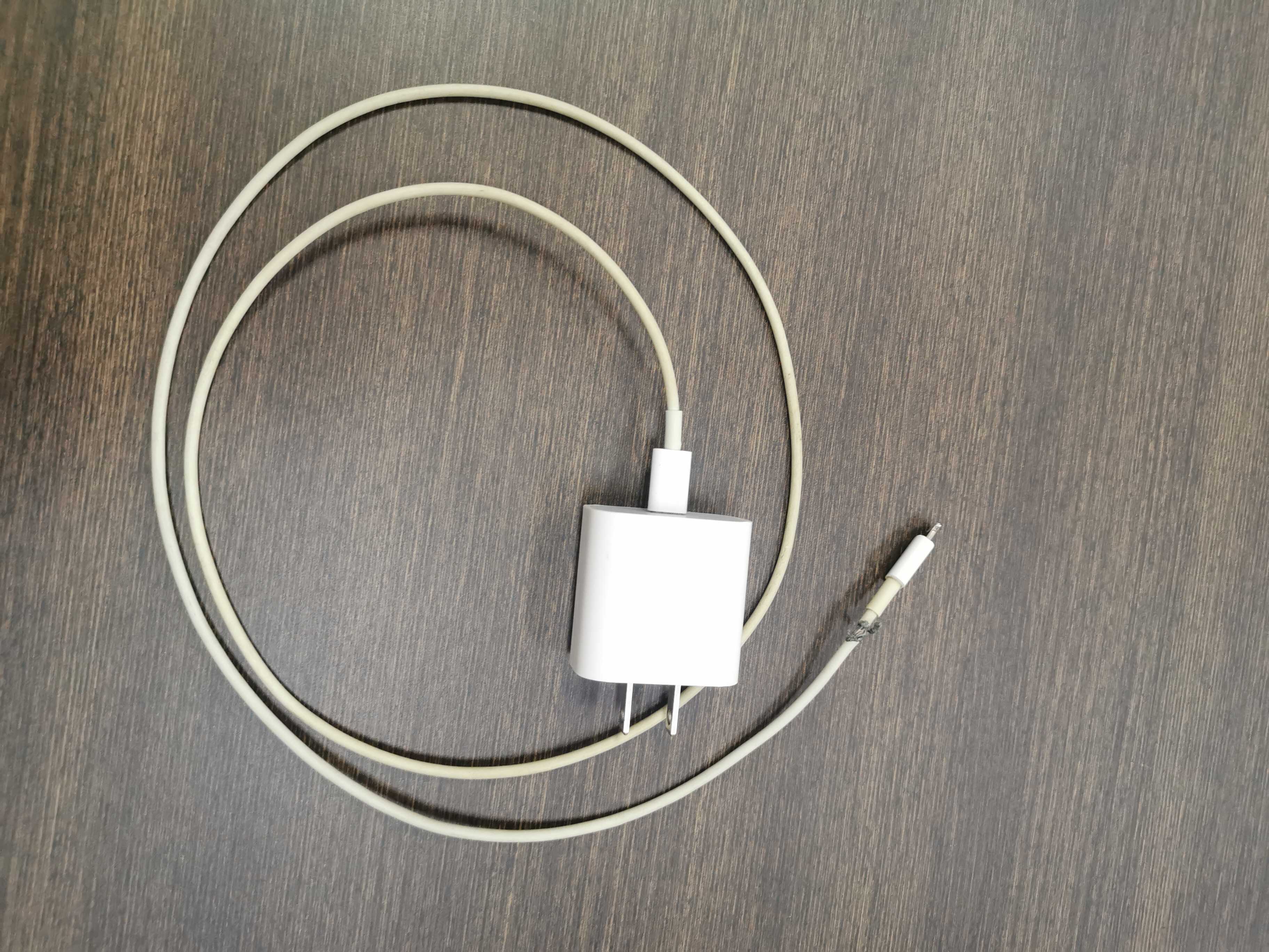 สายชาร์จ (Charging cable) 