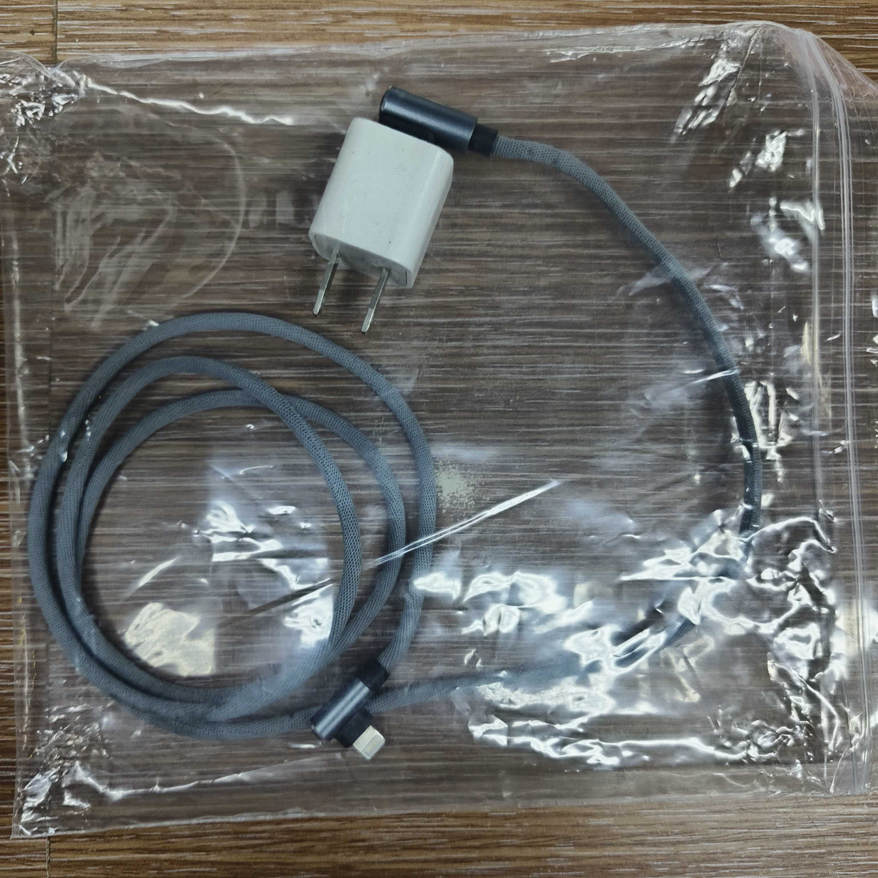 สายชาร์จ (Charging cable) 