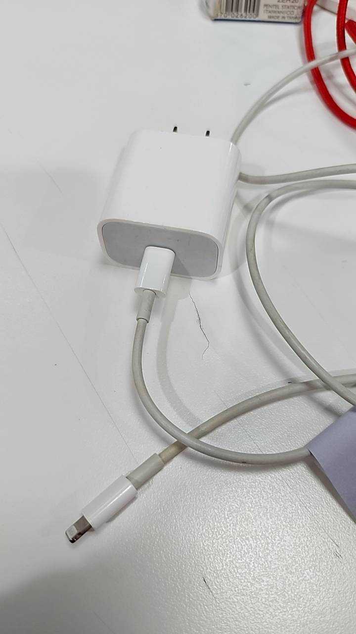 สายชาร์จ (Charging cable) 