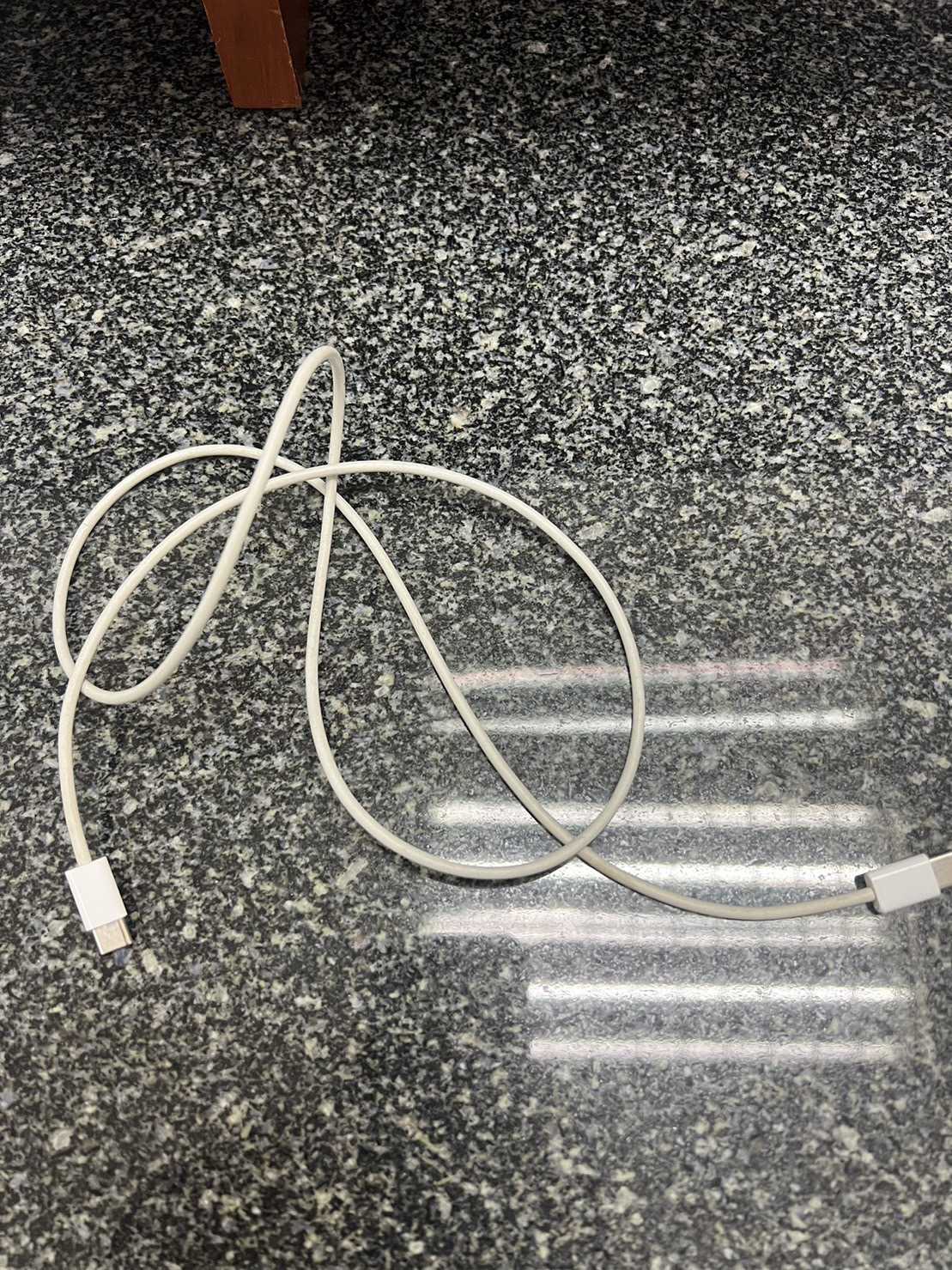 สายชาร์จ (Charging cable) 