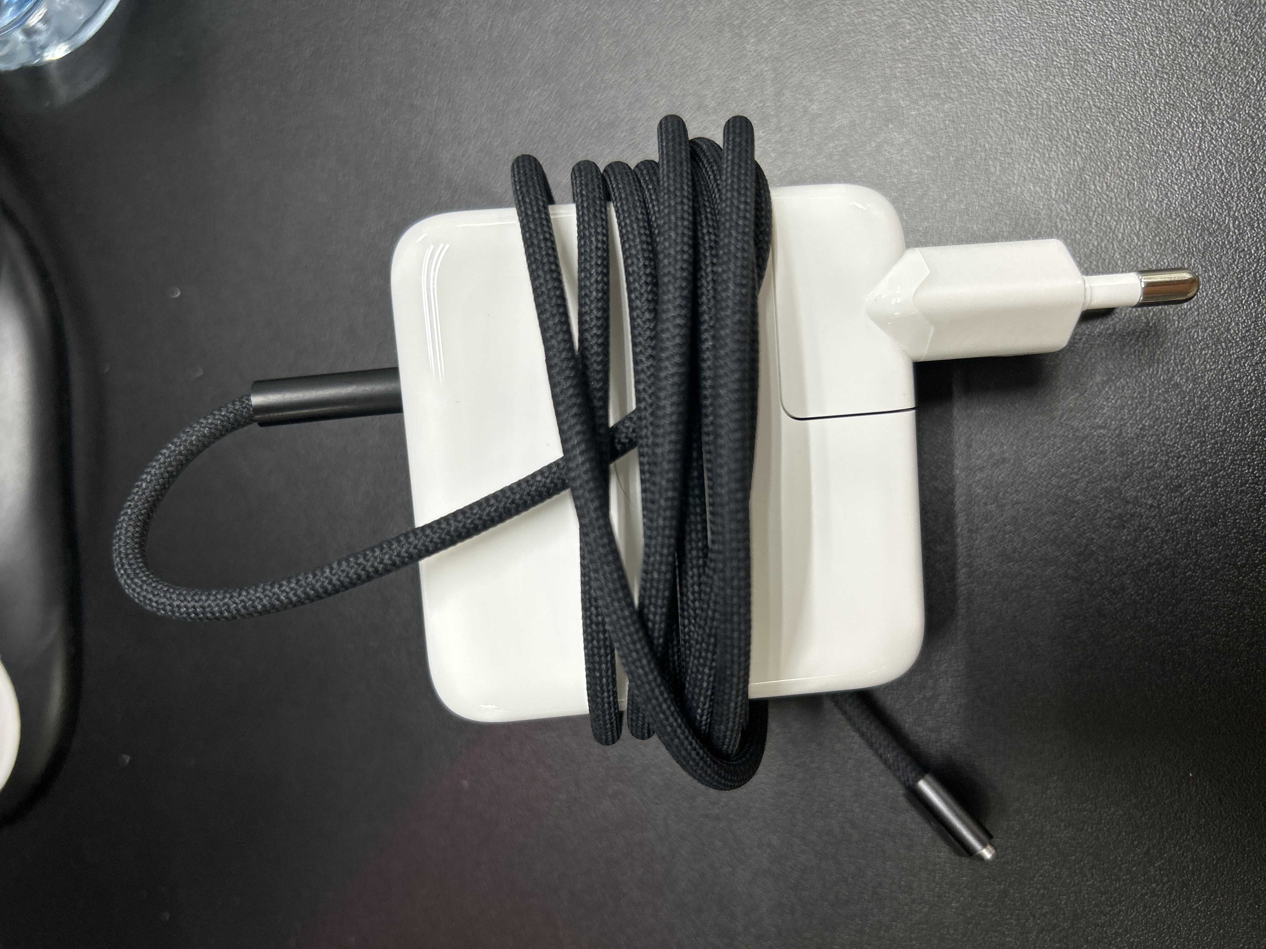 สายชาร์จ (Charging cable) 