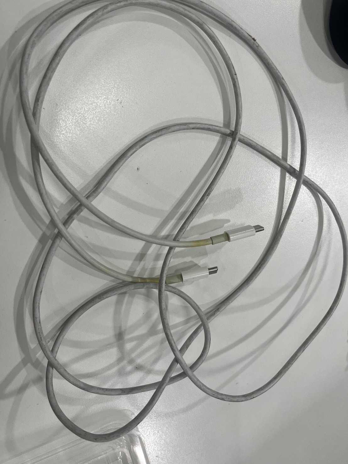 สายชาร์จ (Charging cable) 