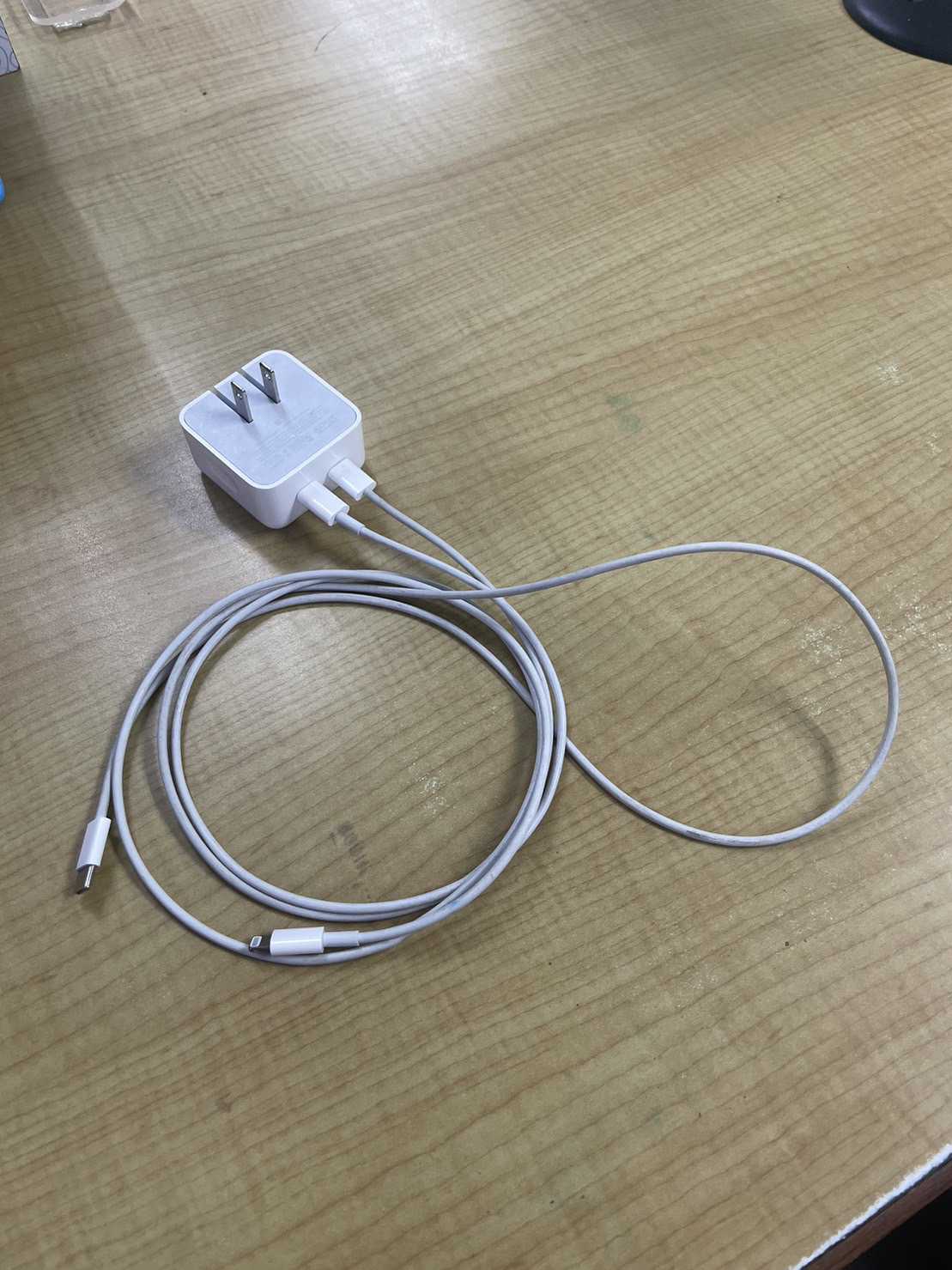 สายชาร์จ (Charging cable) 