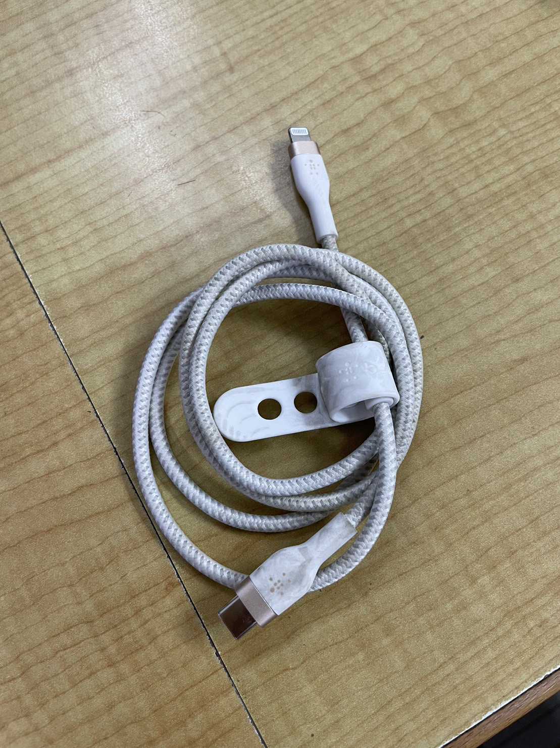 สายชาร์จ (Charging cable) 