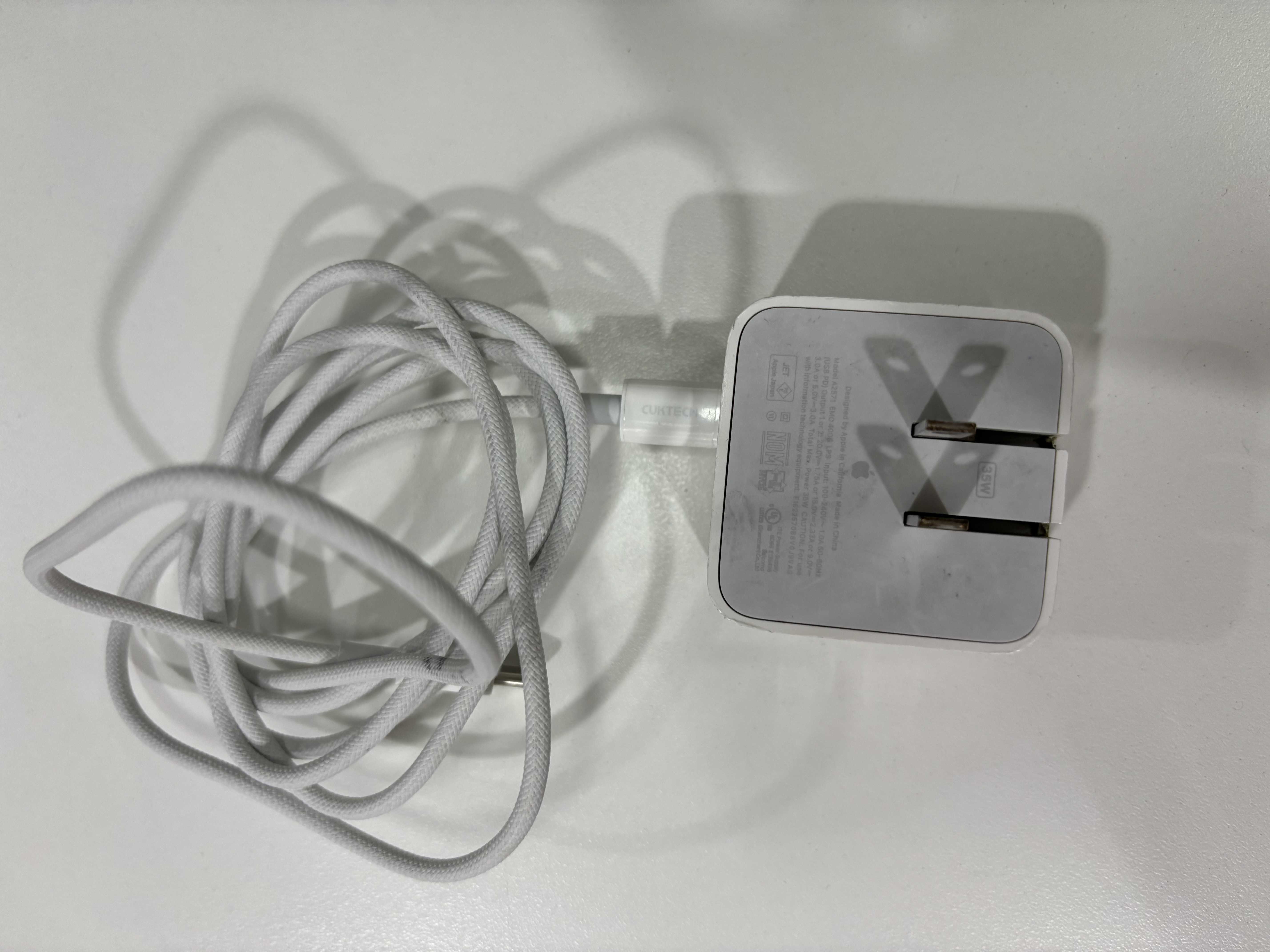 สายชาร์จ (Charging cable) 