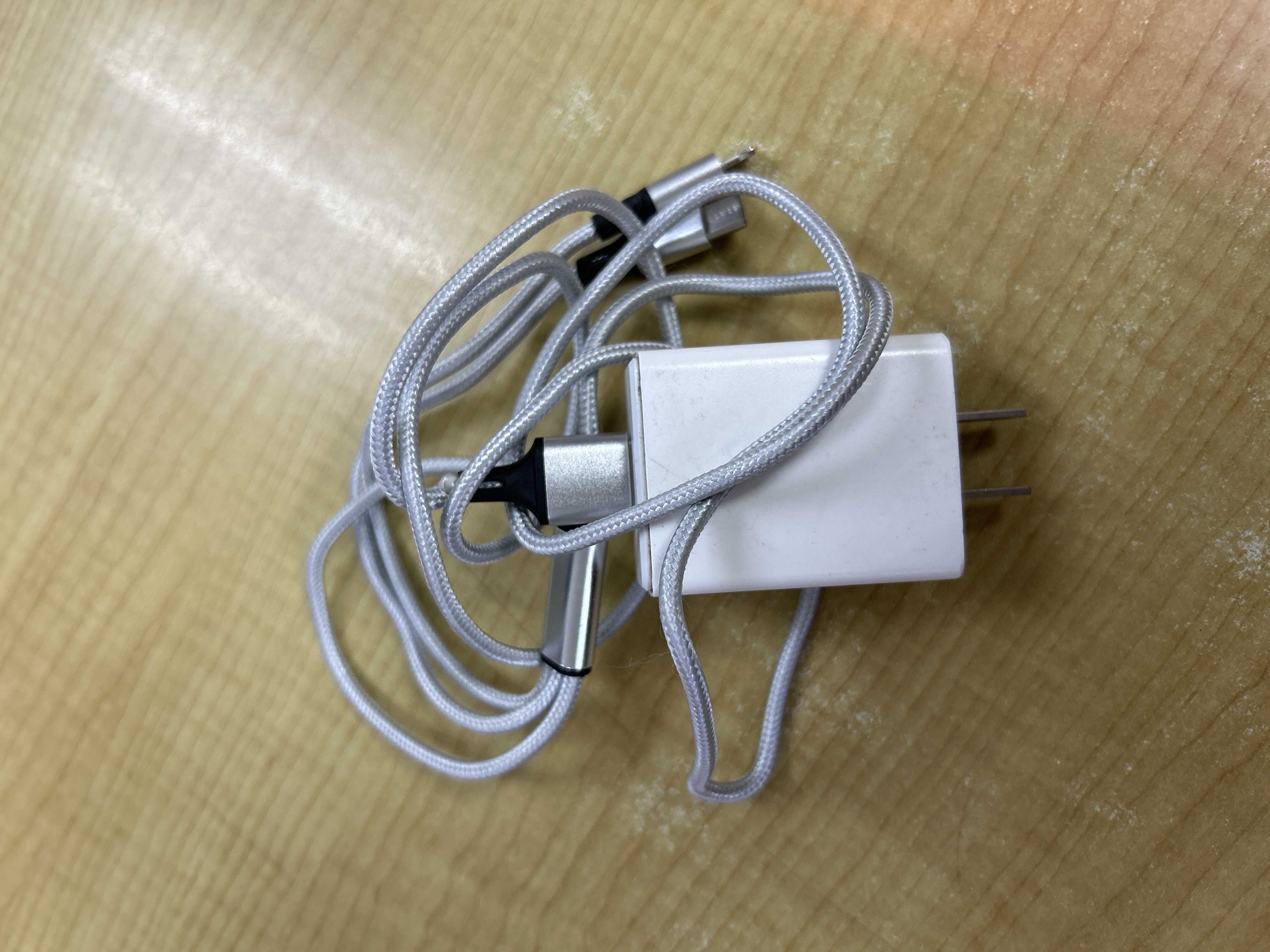 สายชาร์จ (Charging cable) 