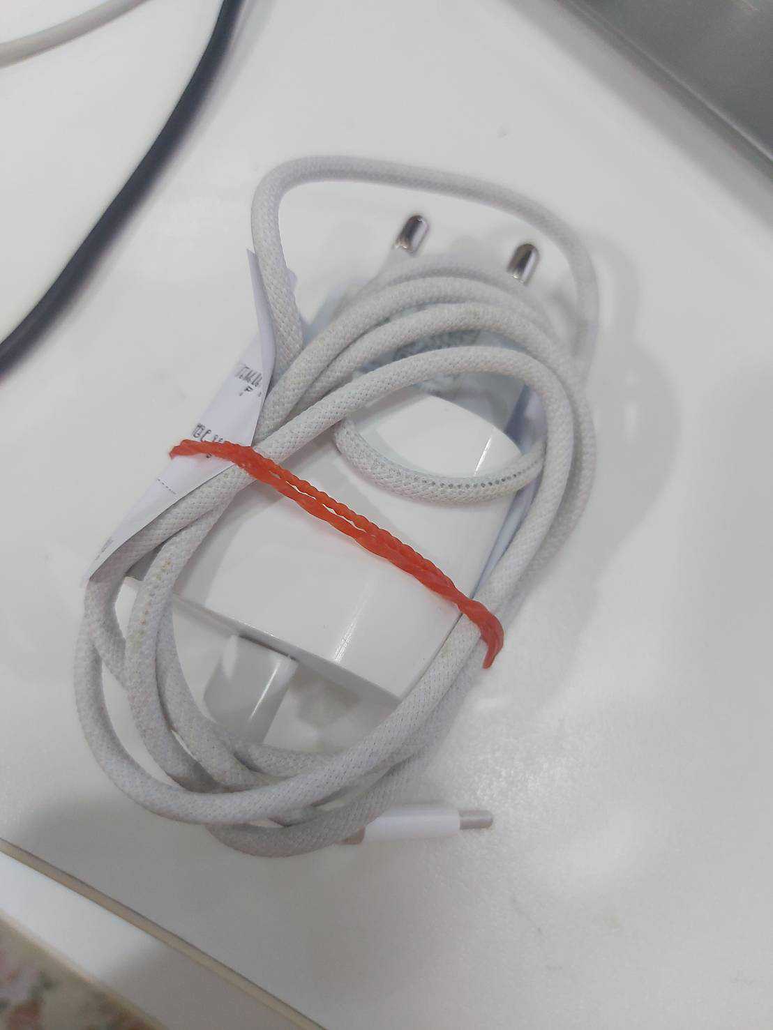 สายชาร์จ (Charging cable) 