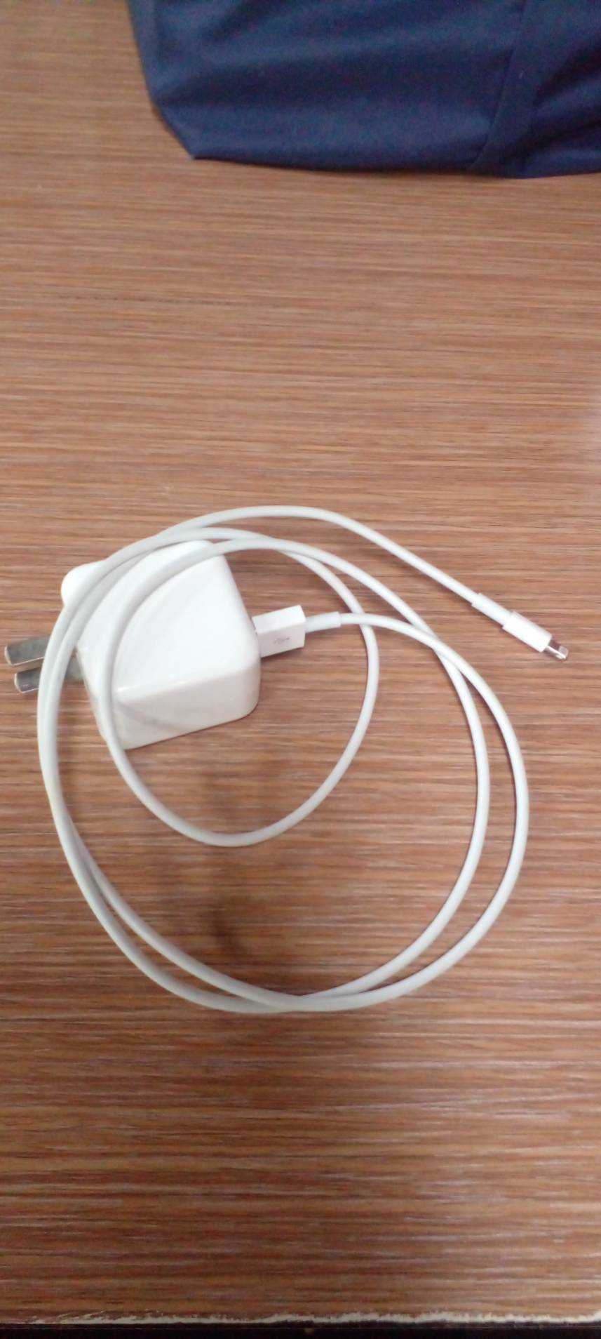 สายชาร์จ (Charging cable) 