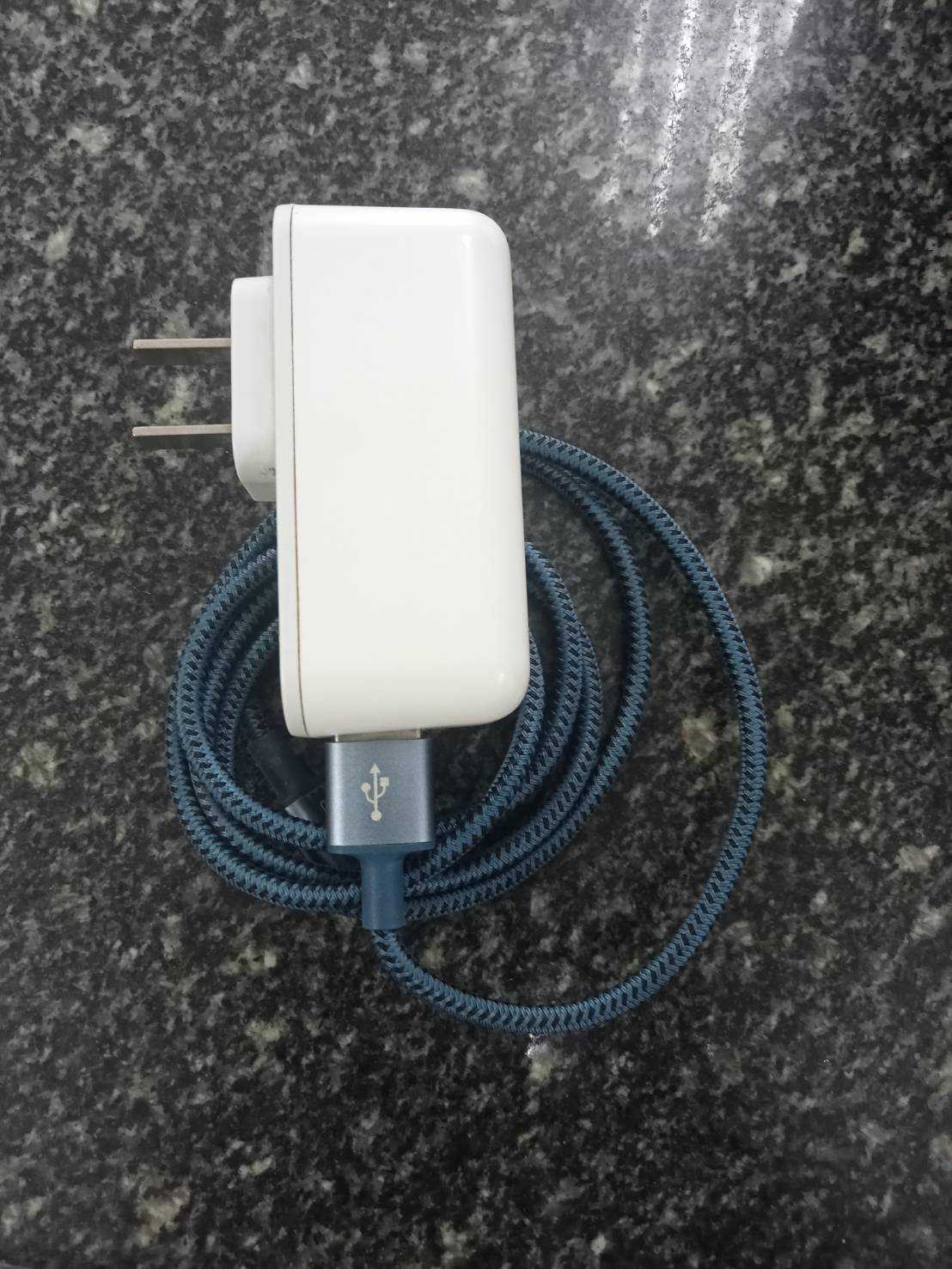 สายชาร์จ (Charging cable) 