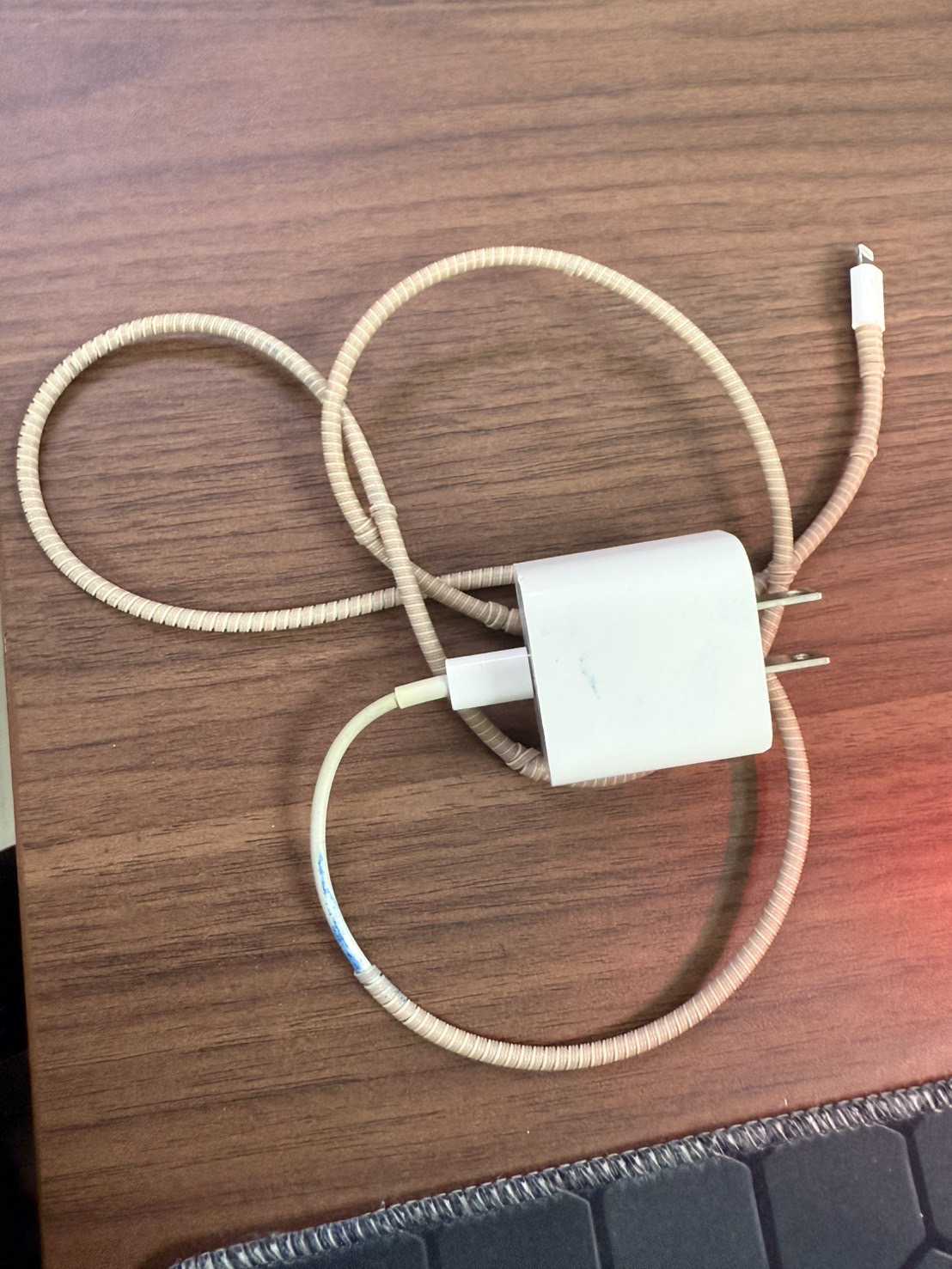 สายชาร์จ (Charging cable) 